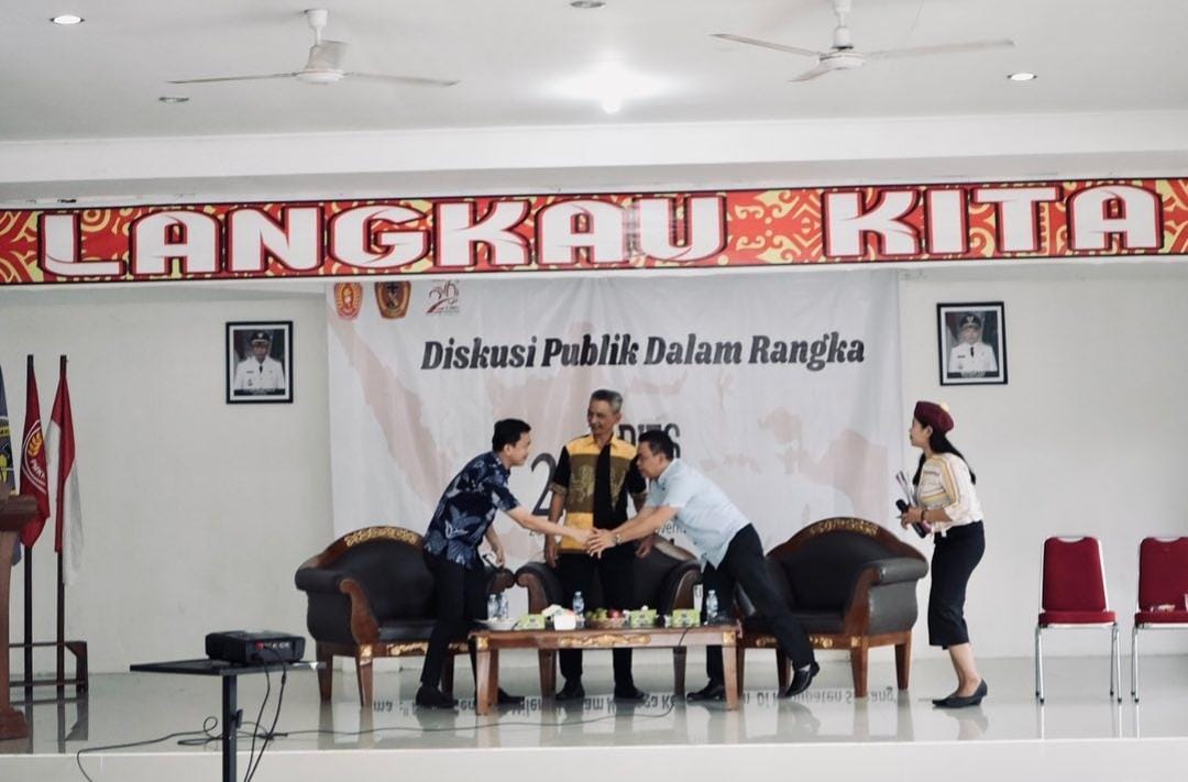 Ketua DPRD Sintang, Florensius Ronny saat menghadiri diskusi publik PMKRI Sintang
