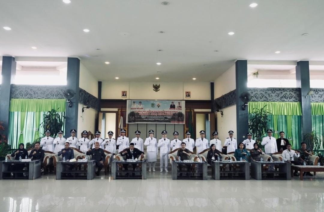 Ketua DPRD Sintang, Florensius Ronny dan Bupati Sintang, Jarot Winarno berfoto bersama dengan 72 Kades yang dilantik.