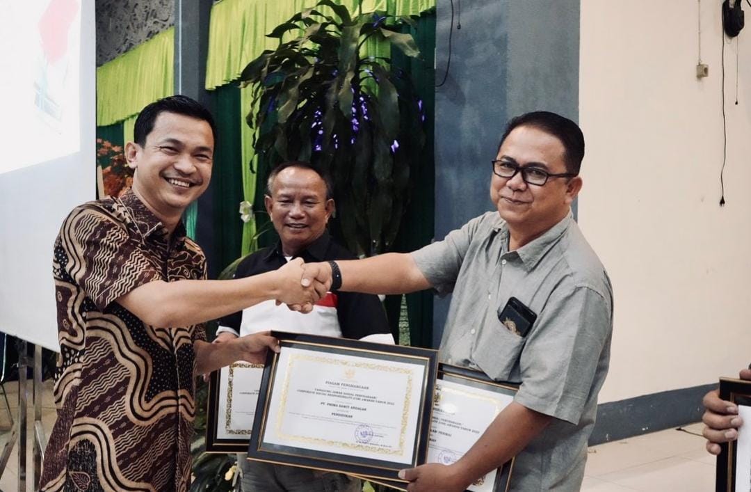 Ketua DPRD Sintang, Florensius Ronny saat menyerahkan penghargaan kepada salah satu perwakilan pihak perusahaan yang berinvestasi di kabupaten Sintang.