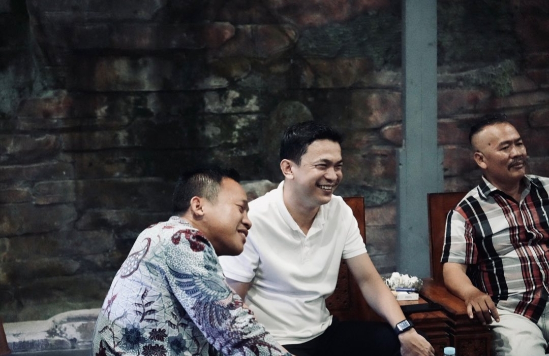 Ketua DPRD Sintang, Florensius Ronny (baju putih) saat bersenda gurau dengan Daud Yordan (baju batik.
