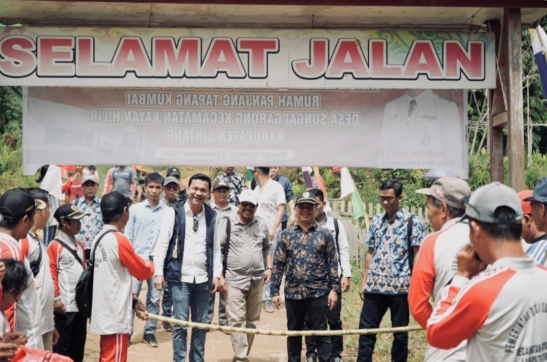 Kedatangan Ketua DPRD Sintang, Florensius Ronny yang disambut puluhan warga Desa Sungai Garong.