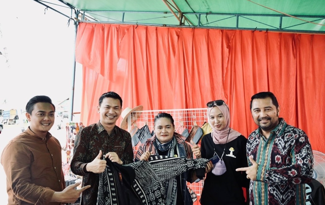 Ketua DPRD Sintang, Florensius Ronny beserta tamu undangan lainnya saat meninjau salah satu stand UMKM Festival Kelam Tourism.