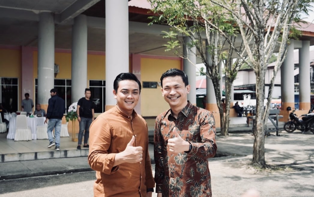 Ketua DPRD Sintang, Florensius Ronny saat foto bersama dengan salah satu pengusaha muda di Sintang, Boy Rahadian saat menghadiri pembukaan Festival Kelam Tourism