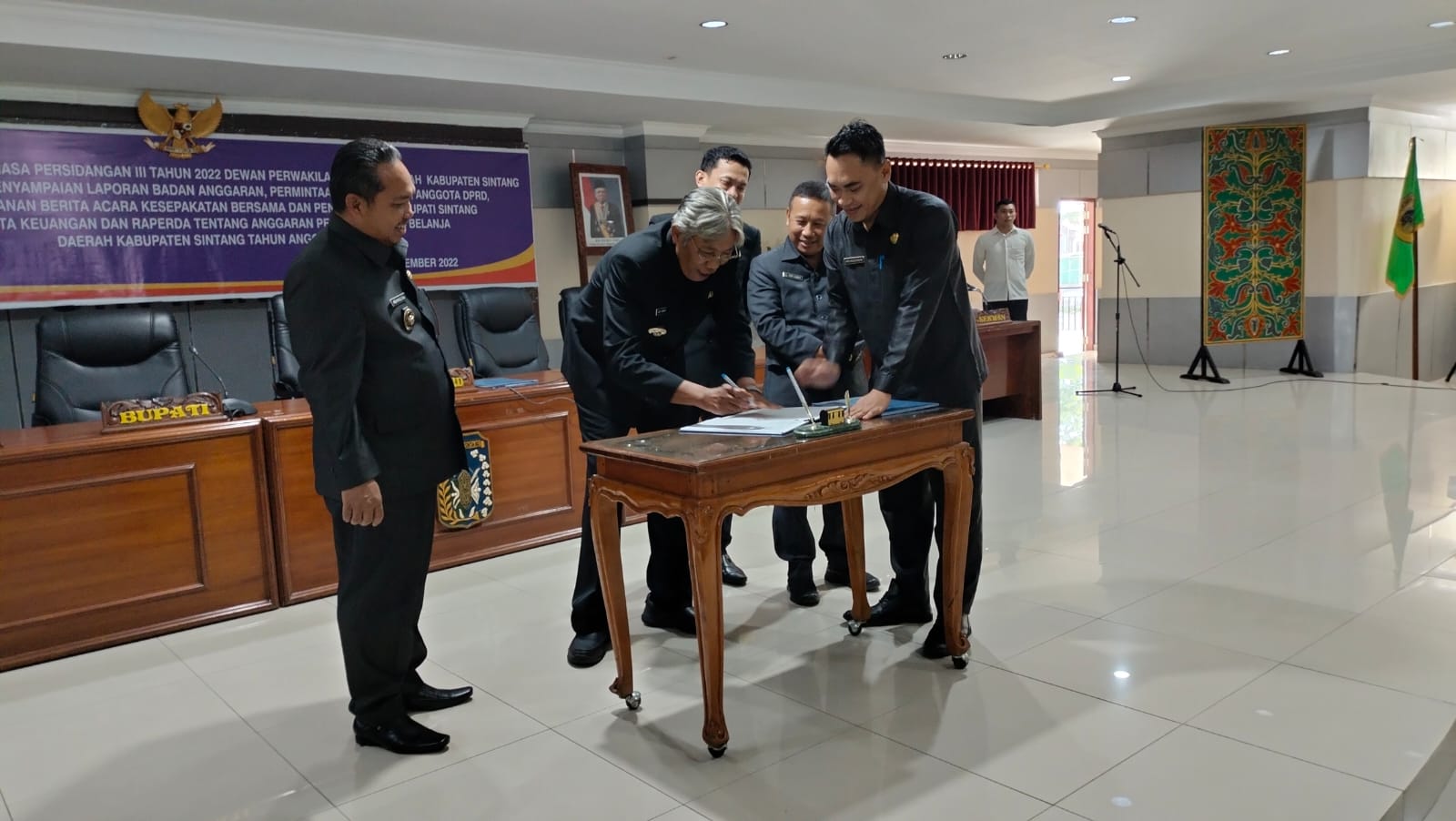 Bupati Sintang, Jarot Winarno didampingi wakil Bupati Sintang dan Ketua dan Wakil DPRD Sintang, saat menandatangani nota kesepakatan APBD 2023.