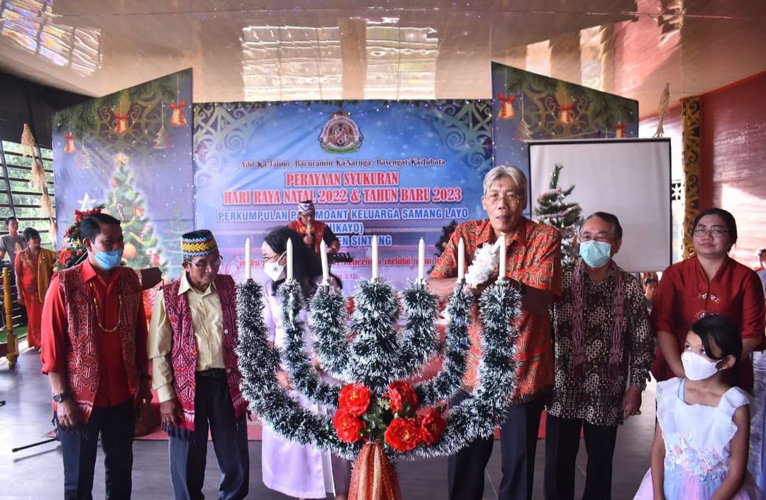 Bupati Sintang, Jarot Winarno menghadiri Natal Bersama warga Perkumpulan Pakomoant Keluarga Samang Layo (Hikayo) Kabupaten Sintang Rumah Betang Dayak Sintang, Sabtu 14 Januari 2023.
