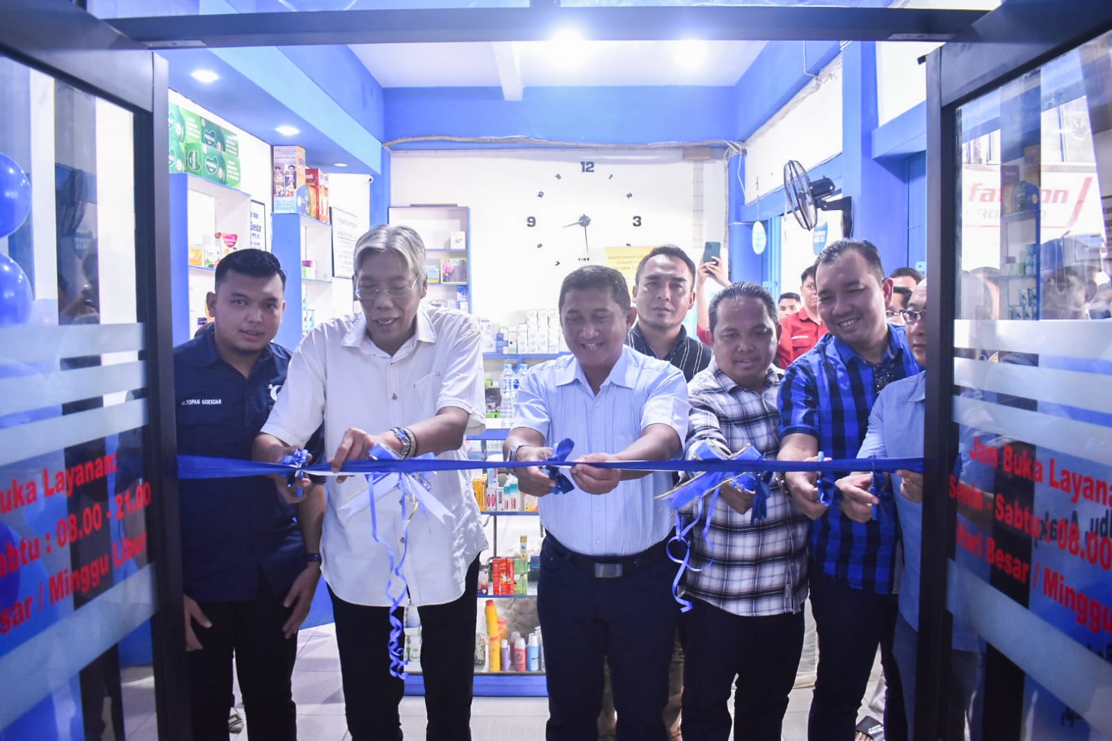 Bupati Sintang, Jarot Winarno meresmikan operasional Klinik Sentral Medika Sintang di Jalan YC Oevang Oeray, Desa Baning Kota, Kecamatan Sintang, Minggu 15 Januari 2023.