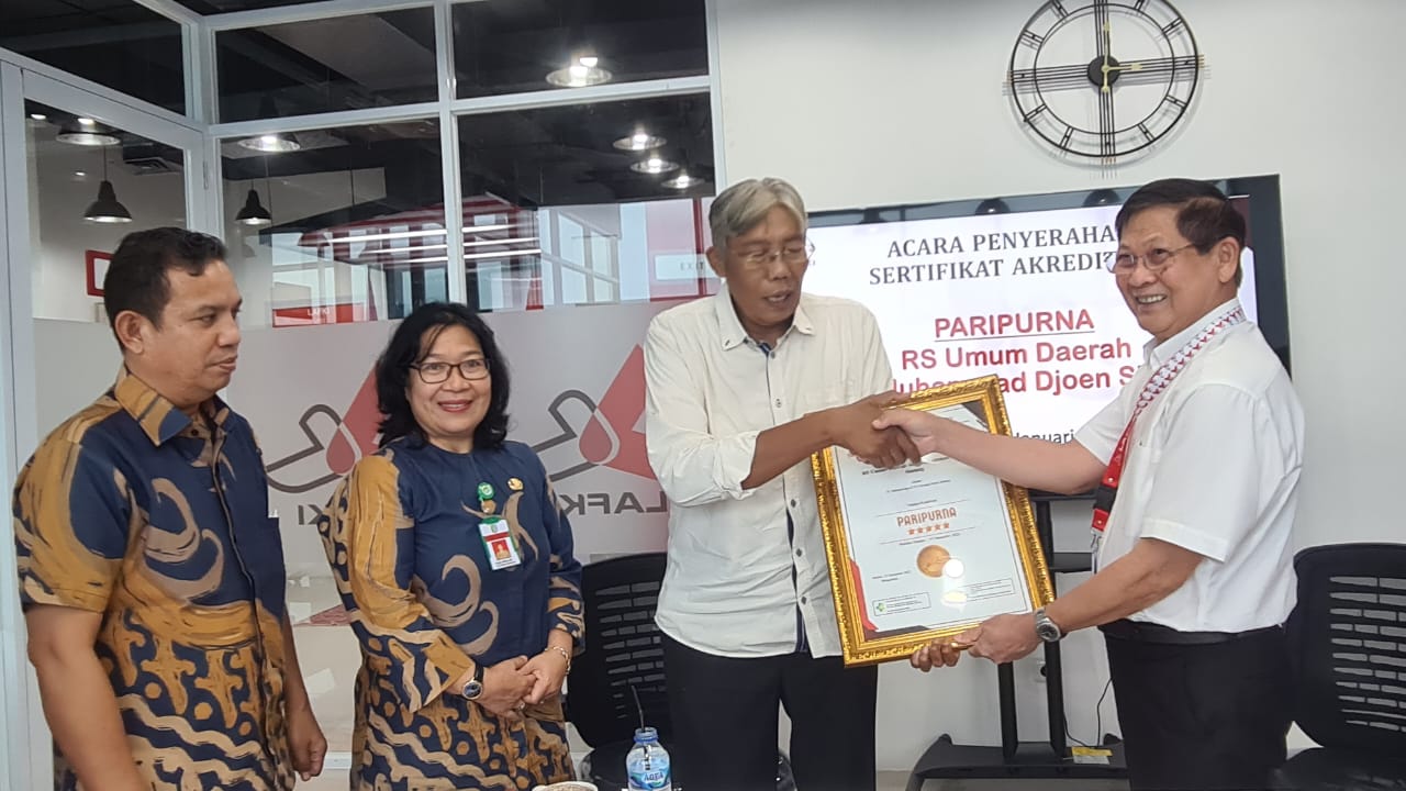 Rumah Sakit Umum Daerah (RSUD) Ade M Djoen Sintang berhasil mendapatkan Predikat PARIPURNA dari LAFKI Jakarta. Sertifikat diserahkan langsung oleh Ketua Dewan Pengawas LAFKI, Daniel Chen kepada Bupati Sintang, Jarot Winarno didampingi Direktur RSUD Ade M Djoen Sintang, Rosa Trifina di Sekretariat Lembaga Akreditasi Fasilitas Kesehatan Indonesia (LAFKI), dijalan Tebet Barat IV No.20 RT8/RW2, Tebet Barat, Kec. Tebet, Jakarta Selatan, DKI Jakarta, Selasa 17 Januari 2023.