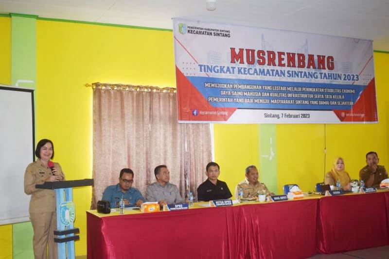 Sekretaris Daerah Kabupaten Sintang, Yosepha Hasnah memberikan pengarahan.