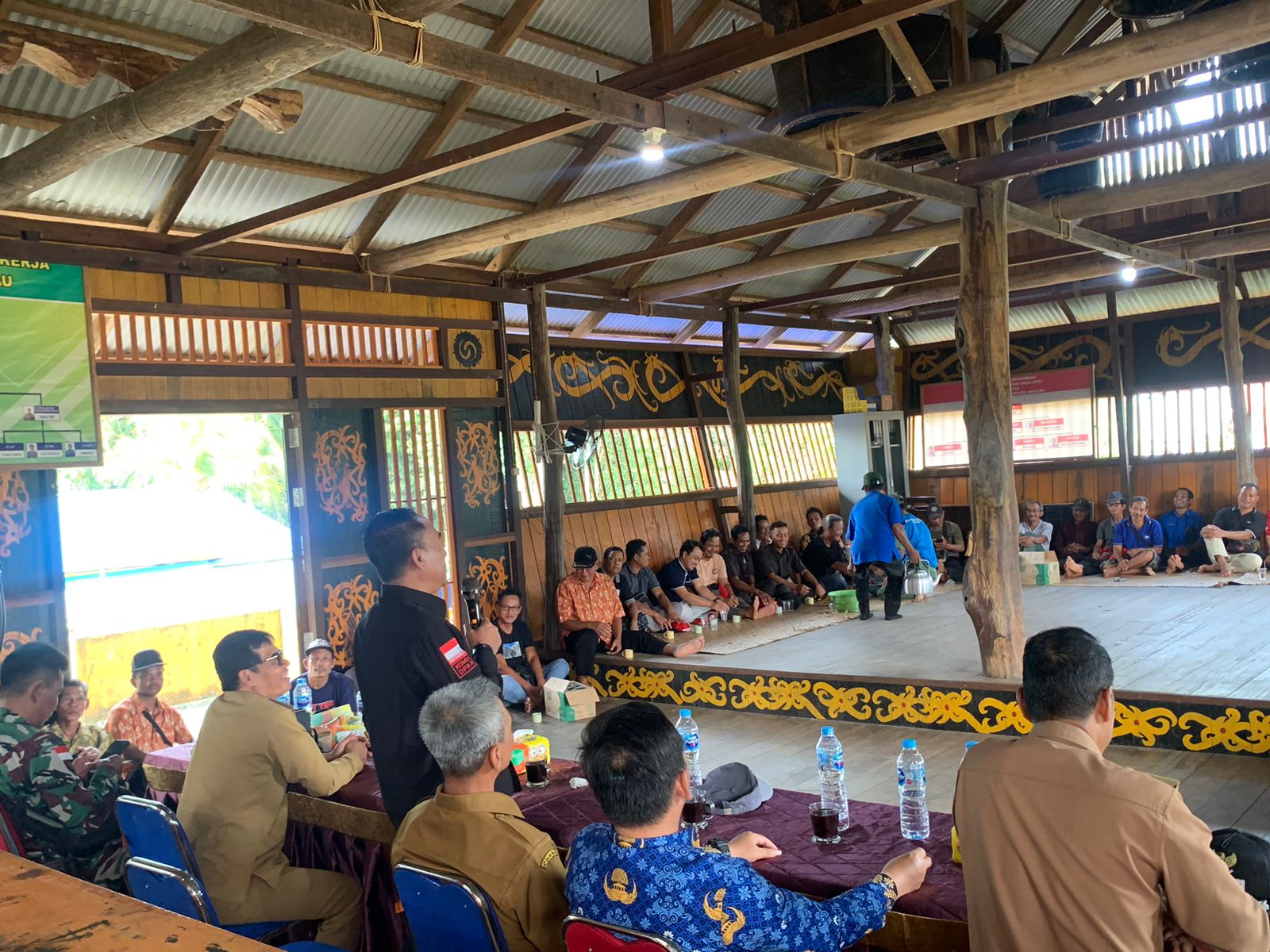 Krisantus saat menggelar sosialisasi 4 Pilar MPR RI ((Pancasila, UUD 1945, Negara Kesatuan Republik Indonesia dan Bhineka Tunggal Ika) yang belangsung di Kantor Desa Bernayau, Sintang, (25/05/2023)