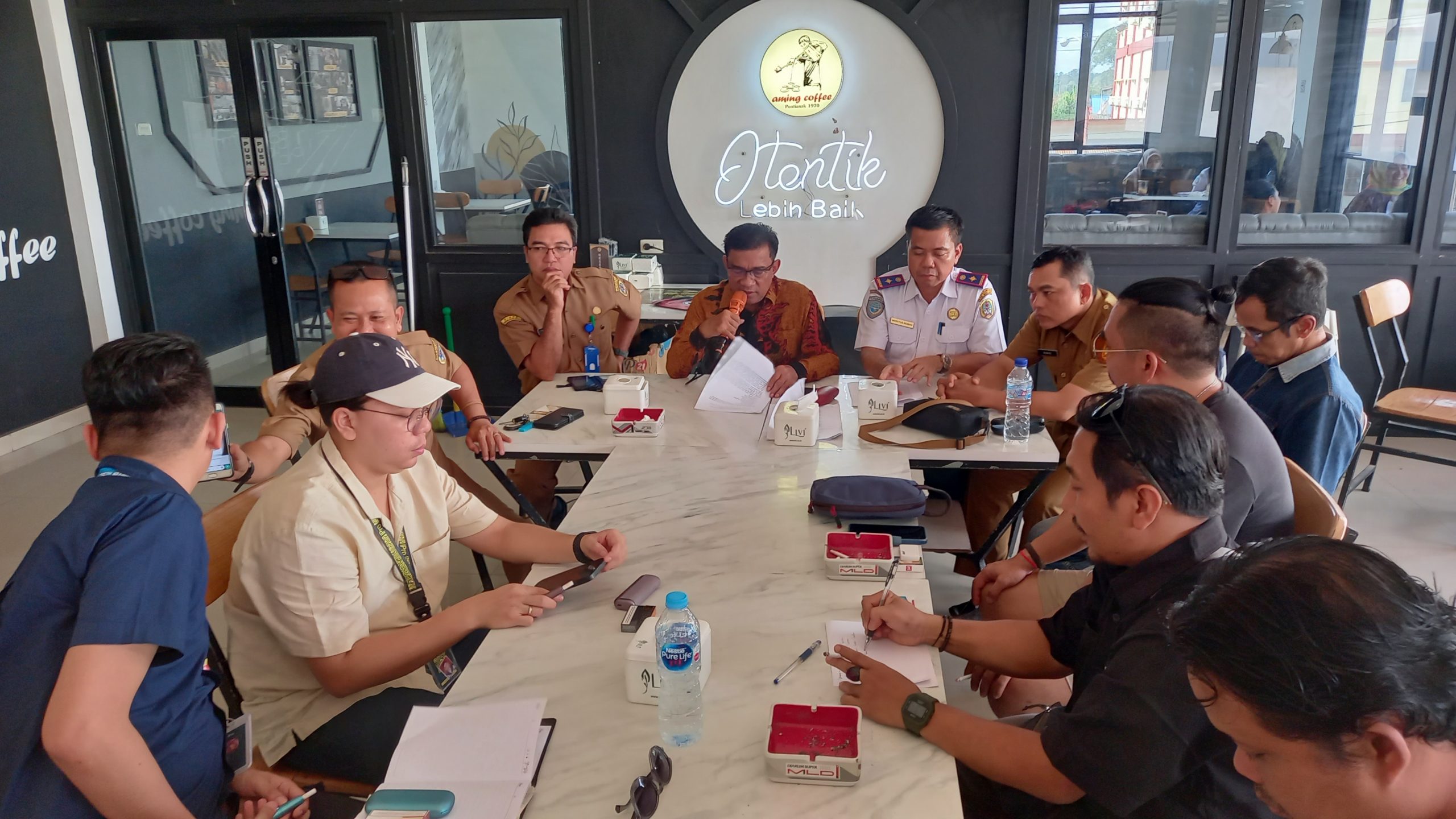 Ketua Panitia pelaksana Pesparawi Provinsi Kalbar ke X di Melawi, Drs. Kluisen, berama panitia lainnya memaparkan kesiapan panitia saat konferensi pers di salah satu cafe di Melawi. (Dedi Irawan) 