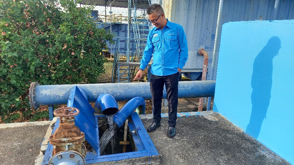 Direktur Perumdam Tirta Melawi, Bambang Setiawan saat menunjukan kualitas air kualitas yang disuplai ke pelanggan. (Dedi Irawanl