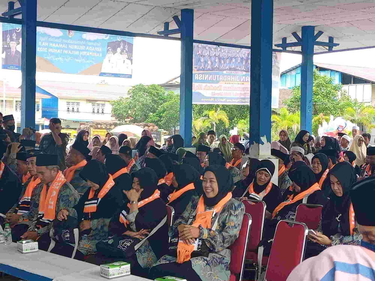 Para Calon Jamaah Haji saat akan diberangkatkan di Terminal Bus Nanga Pinoh. (Ist)
