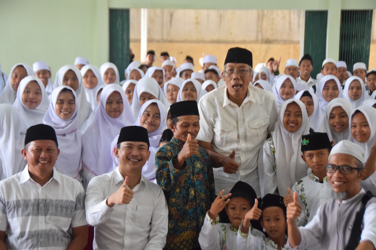Ketua Dewan Perwakilan Rakyat Daerah (DPRD) Kabupaten Sintang, Florensius Ronny ikut serta menghadiri puncak peringatan Hari Santri Nasional tahun 2023 bersama Pondok Pesantren Tahfidzul Qur'an Nusantara di aula KUD Harapan Jaya, Desa Dak Jaya, Kecamatan Binjai Hulu, Minggu (22/10/2023).