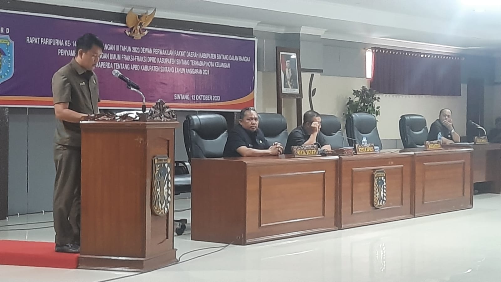 Juru Bicara Fraksi Amanat Persatuan, Jhon Xipli menyampaikan pandangan umum fraksi ke Pemkab Sintang