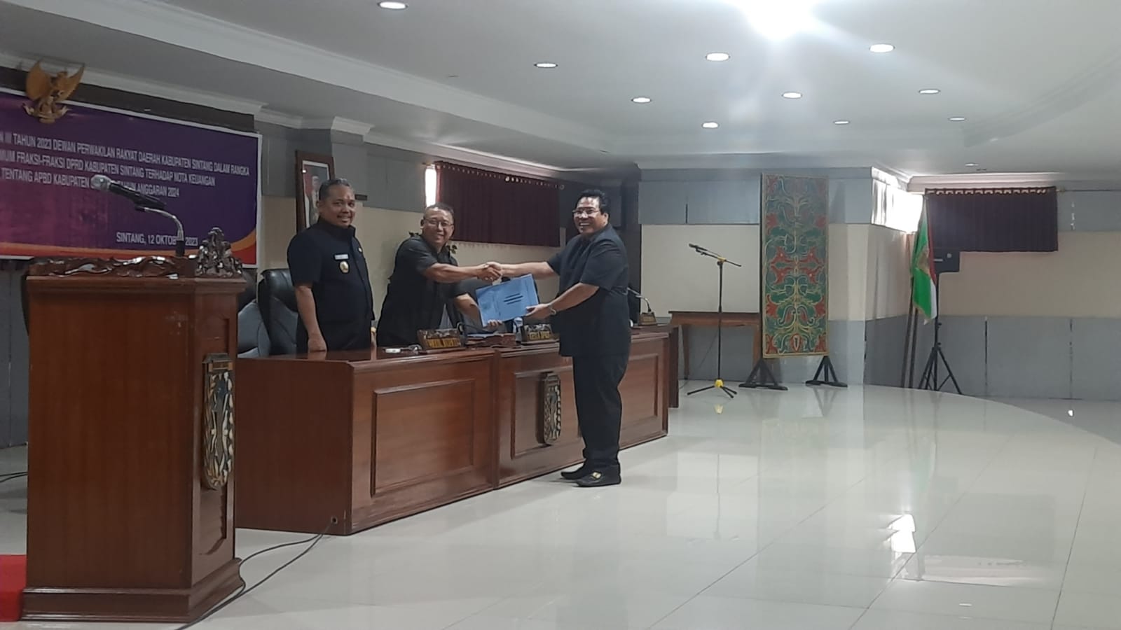 Juru Bicara Fraksi Golkar DPRD Kabupaten Sintang, Harjono menyerahkan pandangan umum fraksi kepada Pemda SIntang