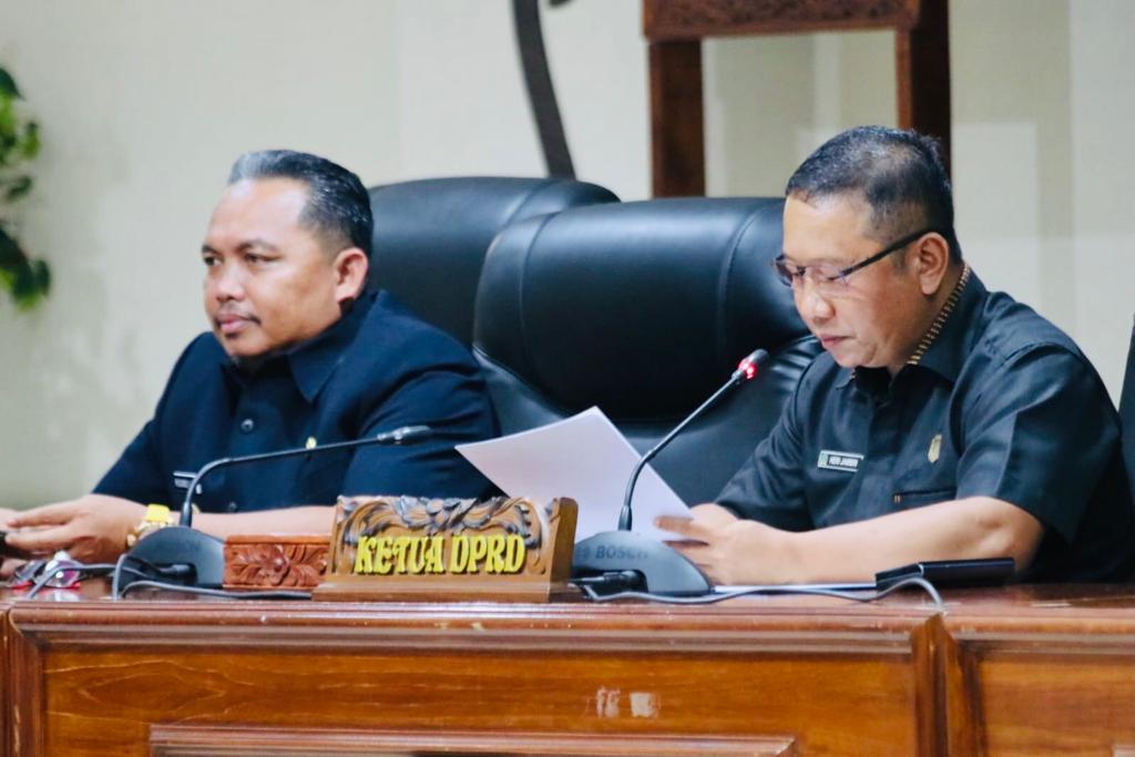 Dewan Perwakilan Rakyat Daerah (DPRD) Kabupaten Sintang menggelar rapat paripurna tentang penyampaian pendapat umum fraksi terhadap nota keuangan dan Rancangan Peraturan Daerah (Raperda) APBD Kabupaten Sintang tahun 2024 di ruang rapat DPRD Sintang, Kamis 12 Oktober 2023.

Rapat paripurna dipimping oleh Wakil Ketua DPRD Sintang, Heri Jambri diikuti anggota dan dihadiri langsung oleh Wakil Bupati Sintang, Melkianus beserta sejumlah jajaran OPD dan anggota Forkopimda.