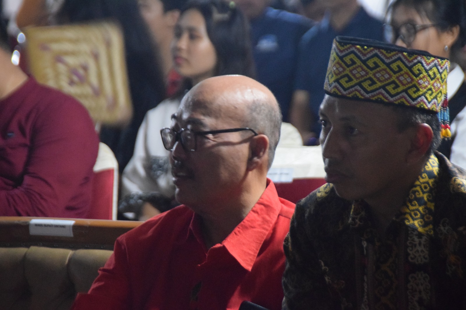 Wakil Ketua Dewan Perwakilan Rakyat Daerah (DPRD) Kabupaten Sintang, Kalimantan Barat, Jeffray Edward menghadiri sekaligus menyaksikan pagelaran budaya di halaman kantor Radio Republik Indonesia (RRI) Sintang, pada Jumat 27 Oktober 2023 malam.