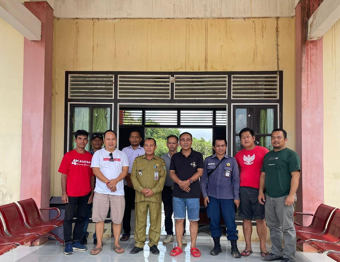 Kantor Camat Kecamatan Ketungau Hulu nyatanya tidak layak lagi dipakai untuk pelayanan umum kepada masyarakat dikarenakan kondisi kantor camat yang tampak memprihatinkan. 