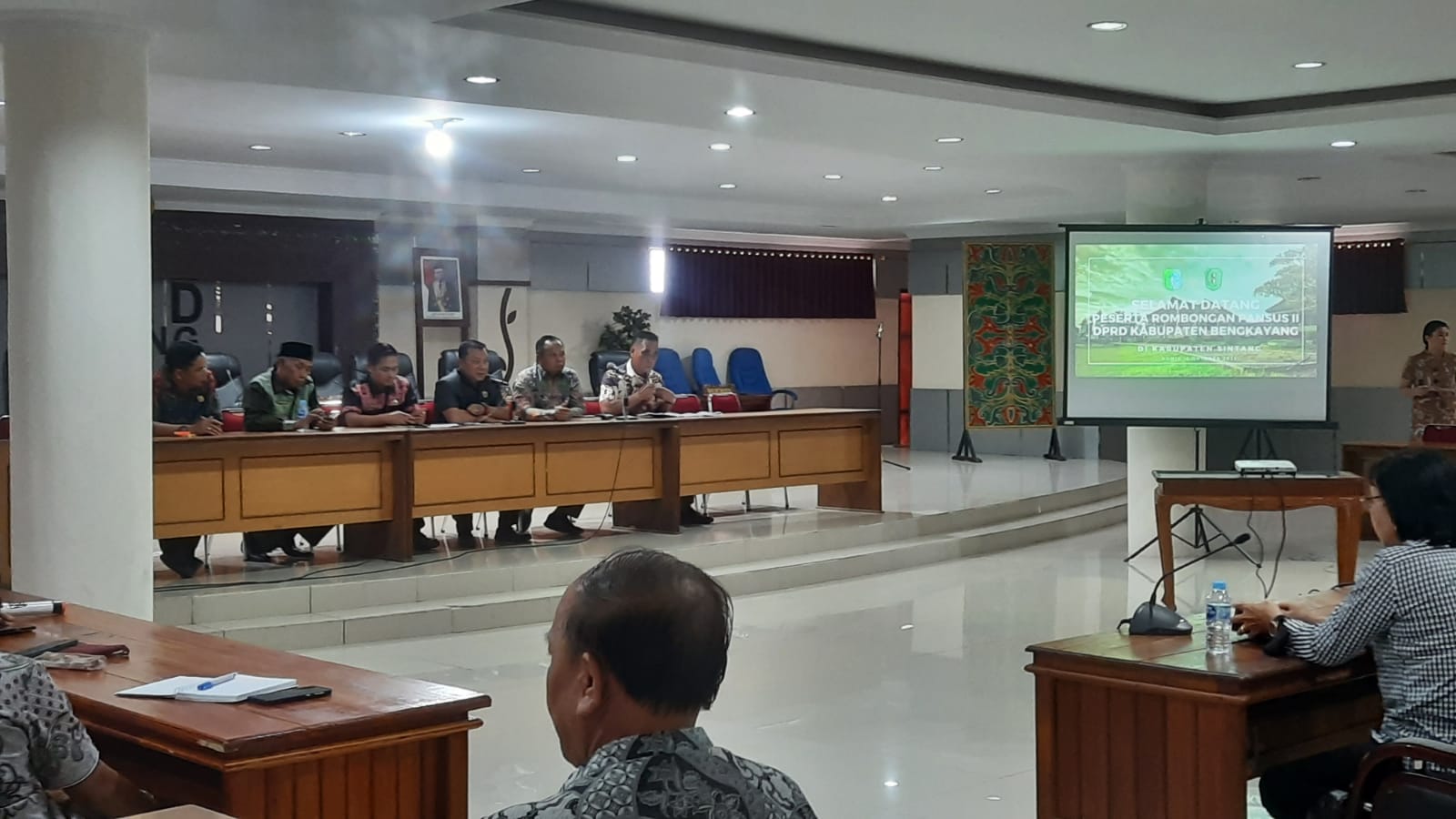 Panitia Khusus II Dewan Perwakilan Rakyat Daerah (DPRD) Kabupaten Bengkayang, Kalimantan Barat, melakukan kunjungan kerja ke DPRD Kabupaten Sintang pada Kamis, 19 Oktober 2023.