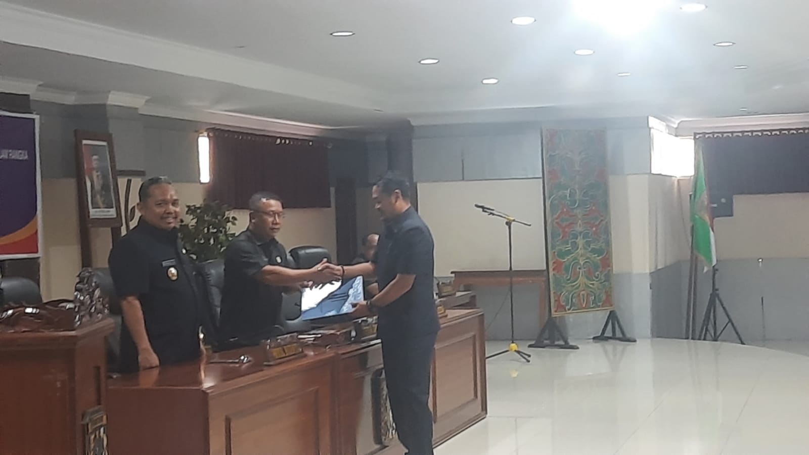 Dewan Perwakilan Rakyat Daerah (DPRD) Kabupaten Sintang, Kalimantan Barat, menggelar sidang paripurna ke-12 masa persidangan III tahun 2023 di kantor DPRD Sintang, Selasa 10 Oktober 2023.

Sidang paripurna tersebut dalam rangka penyampaian laporan panitia khusus (Pansus), permintaan persetujuan anggota DPRD dan pendapat akhir Bupati terhadap 1 rancangan peraturan daerah inisiatif DPRD Kabupaten Sintang dan 5 raperda Kabupaten Sintang tahun 2023.