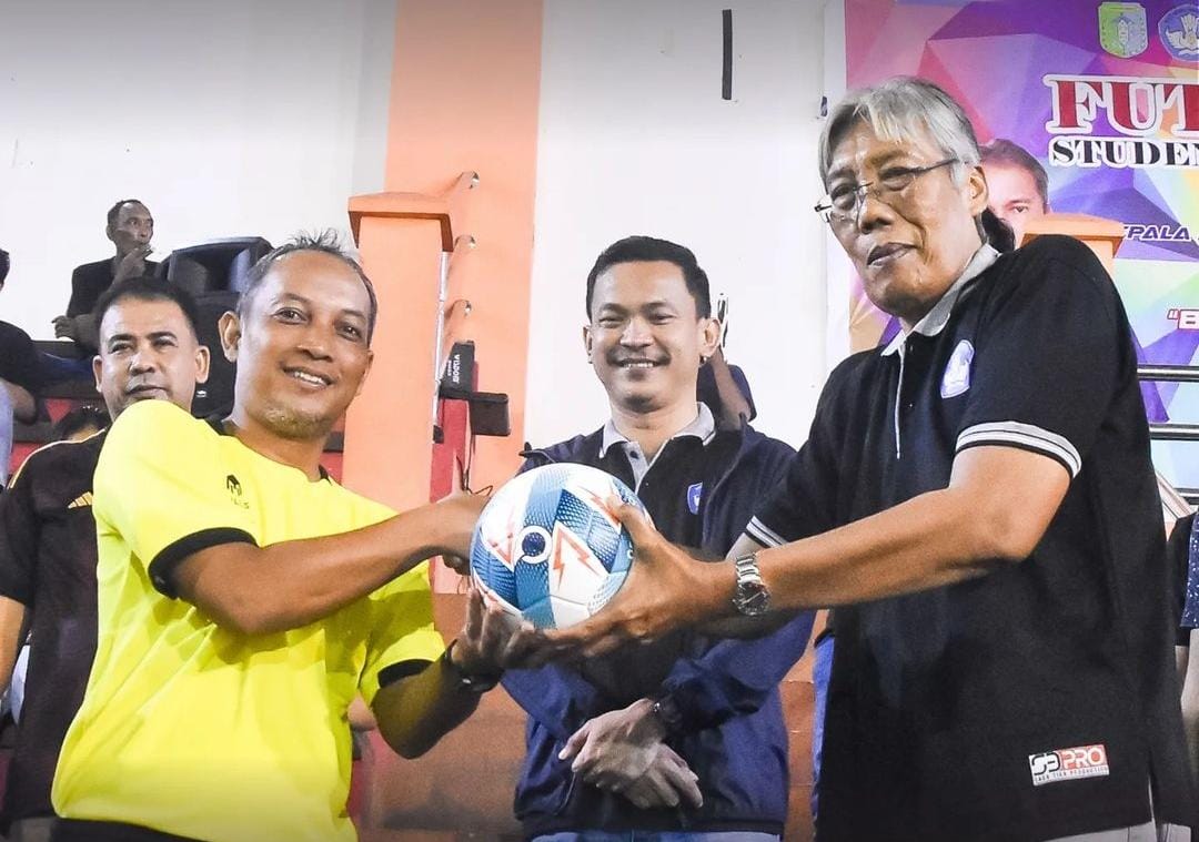 Ketua DPRD Sintang Florensius Ronny bersama Bupati Sintang Jarot Winarno menerima penyerahan bola dari wasit laga Futsal Student League
