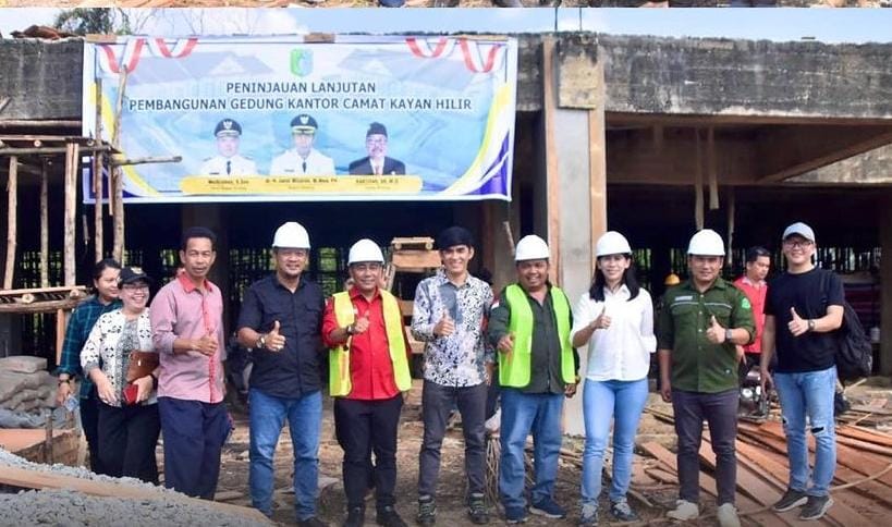 Anggota DPRD Kabupaten Sintang Santosa bersama jajaran Pemkab Sintang meninjau progres pembangunan gedung kantor camat kayan hilir