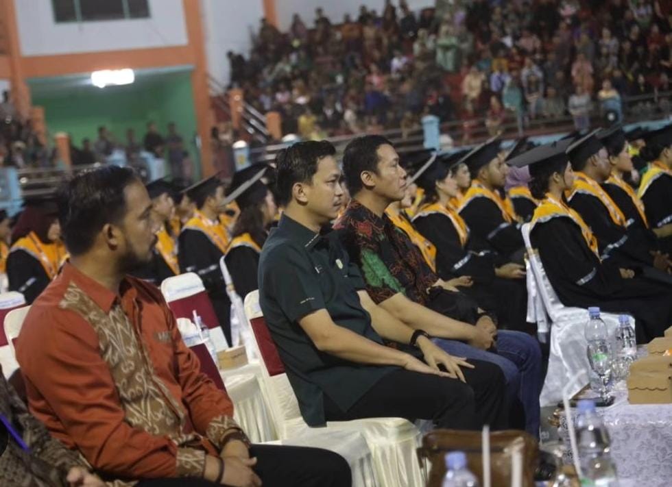 Ketua Dewan Perwakilan Rakyat Daerah (DPRD) Kabupaten Sintang, Kalimantan Barat, menghadiri sidang terbuka Senat Universitas Kapuas Sintang dalam acara Wisuda program sarjana S1 di Indor Apang Semangai, Senin 24 Oktober 2023.