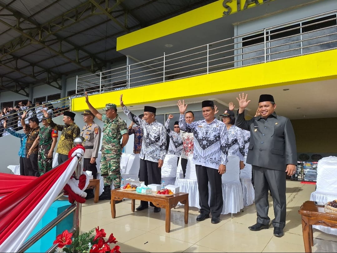 Anggota Komisi C Dewan Perwakilan Rakyat Daerah (DPRD) Kabupaten Sintang, Senen Maryono ikut menghadiri upacara peringatan Hari Ulang Tahun (HUT) Persatuan Guru Republik Indoensia ke-78 dan Hari Guru Nasional tahun 2023 tingkat kabupaten sintang yang digelar di Stadison Baning, Sabtu 25 November 2023.