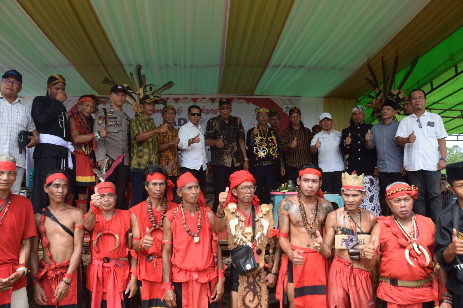 Anggota Dewan Perwakilan Rakyat Daerah (DPRD) Kabupaten Sintang, Markus Jembari turut menghadiri acara peringatan Hari Jadi Transmigrasi di Desa Sarai Kecamatan Sungai Tebelian, Minggu 19 November 2023. Kegiatan tersebut juga dihadiri langsung oleh Bupati Sintang, Jarot Winarno.