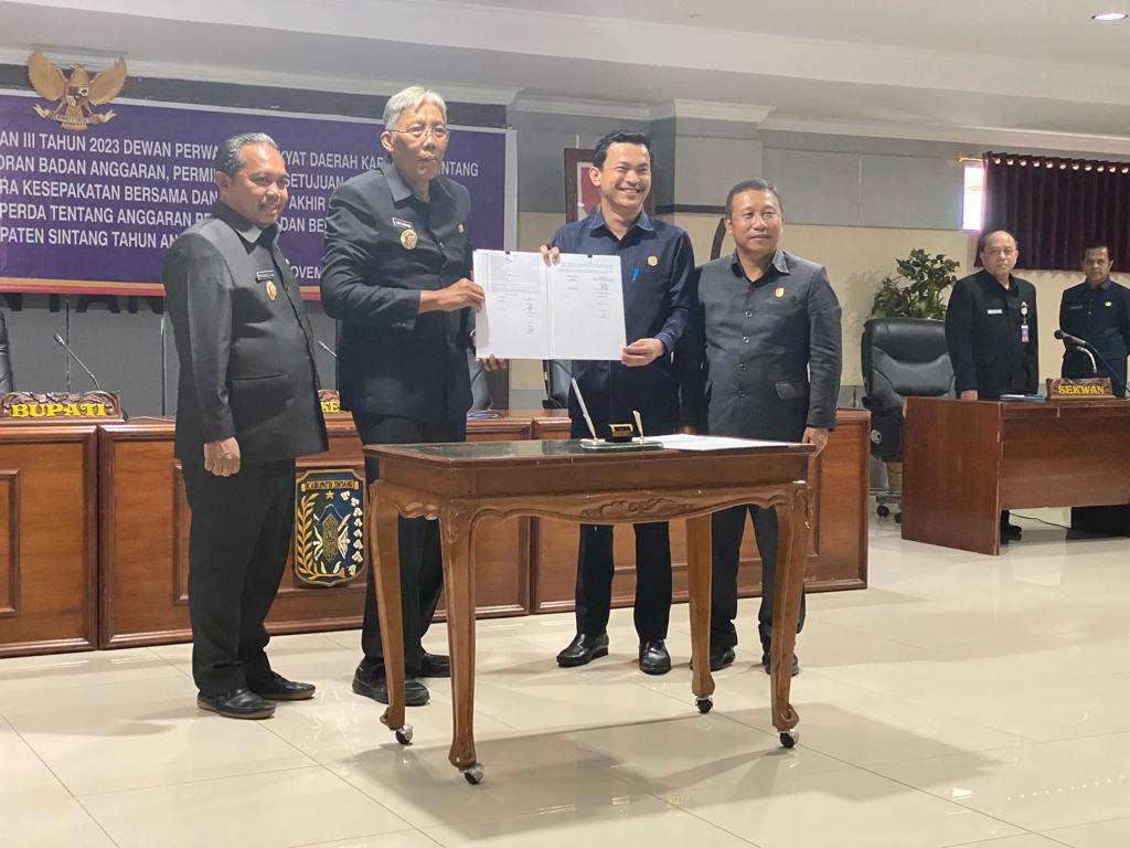 Dewan Perwakilan Rakyat DaerahDPRD) Kabupaten Sintang, menggelar rapat paripurna dalam rangka penyampaian laporan badan anggaran, permintaan persetujuan, penandatanganan berita acara kesepakatan bersama dan pendapat akhir Bupati Sintang tentang APBD Kabupaten Sintang tahun anggaran 2024 di ruang Paripurna DPRD Sintang, Jumat 17 November 2023 sore.

Rapat paripurna dipimpin langsung oleh Ketua DPRD Sintang, Florensius Ronny didampingi Wakil Ketua DPRD Heri Jambi diikuti anggota DPRD.