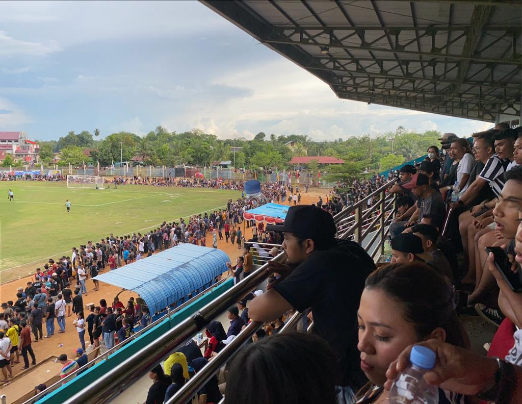 daya tampung tribun penonton penuh saat fnal bupati cup
