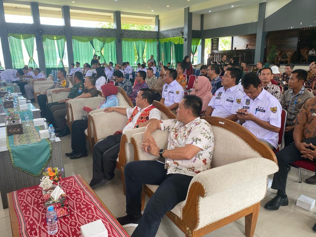 Anggota Dewan Perwakilan Rakyat Daerah (DPRD) Kabupaten Sintang, Welbertus menyampaikan selamat dan sukses atas telah dilantiknya Dewan Pengurus Cabang (DPC) Asosiasi Pemerintahan Desa Seluruh Indonesia (APDESI) Kabupaten Sintang.

Prosesi Pelantikan pengurus DPC Apdesi digelar di pendopo Bupati Sintang, dipimpin langsung oleh Ketua Dewan Pengurus Daerah (DPD) Apdesi Provinsi Kalbar, Mahyus. Dede Hendranus dipercaya memimpin DPC Apdesi Sintang masa bakti 2023-2028.
