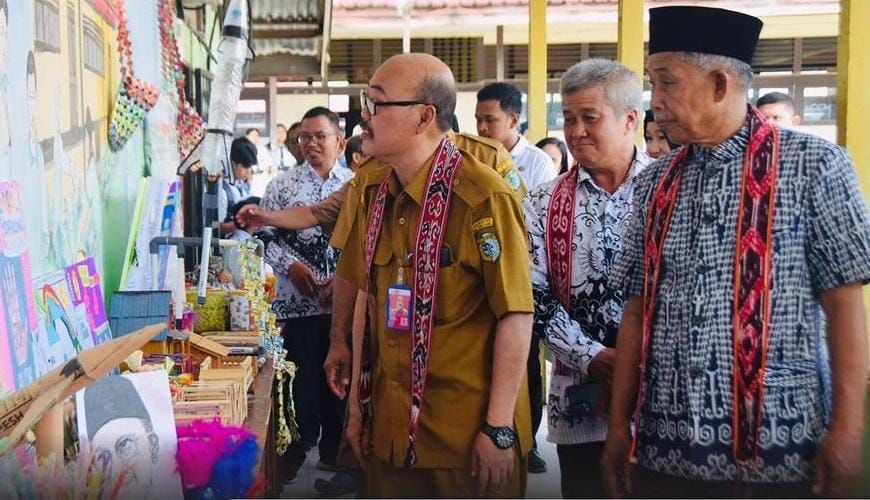 Anggota Dewan Perwakilan Rakyat Daerah (DPRD) Kabupaten Sintang, Senen Maryono menghadiri peringatan Hari Guru Nasional (HGN) ke-78 di SMPN 2 Sintang, pada Senin 27 November 2023 pagi.

Kegiatan tersebut juga dihadiri langsung oleh Sekretaris Daerah Kabupaten Sintang, Kartiyus, diikuti puluhan guru, ratusan siswa-siswa SMPN 2 Sintang.
