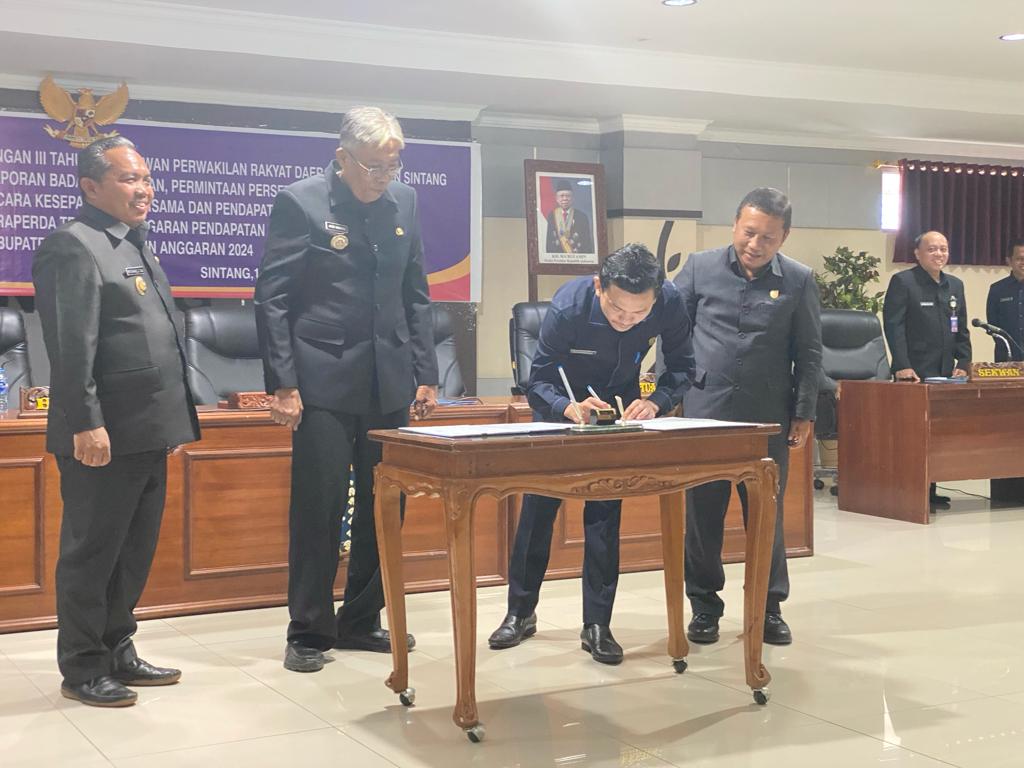 Ketua DPRD Sintang, Florensius Ronny menandatangani berita acara persetujuan APBD 2024