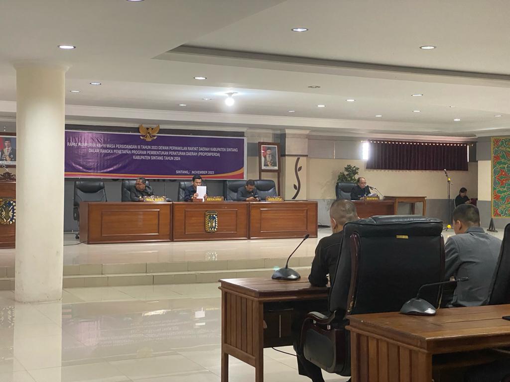 Dewan Perwakilan Rakyat Daerah (DPRD) Kabupaten Sintang, Kalimantan Barat, menggelar Rapat Paripurna dalam rangka Penetapan Program Pembentukan Peraturan Daerah (Propemperda) Kabupaten Sintang, tahun 2024 di ruang paripuna, Jumat 17 November 2023 pagi.