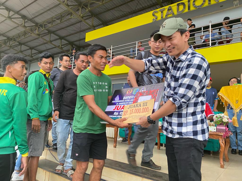 Ketua Dewan Perwakilan Rakyat Daerah (DPRD) Kabupaten Sintang, Florensius Ronny menyaksikan langsung laga final Bupati Cup V antara tim Kecamatan Kayan Hilir melawan Tim Kecamatan Ketungau Hilir di Stadion Baning, pada Minggu 12 November 2023 sore.

Pertandingan sepak bola antar kecamatan se- Kabupaten Sintang itu dimenangkan oleh tim dari Kayan Hilir lewat drama adu pinalti.
