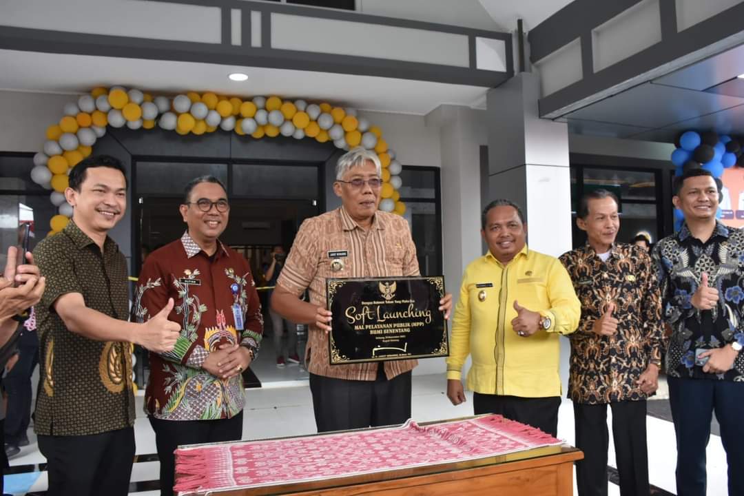 Ketua Dewan Perwakilan Rakyat Daerah (DPRD) Kabupaten Sintang, Florensius Ronny memberikan apresiasi secara khusus kepad Dinas Perumahan Rakyat dan Pemukiman (Perkim) yang telah menyulap tampilan bekas gedung Rumah Sakit Ade M Djoen Sintang menjadi Mal Pelayanan Publik (MPP) Bumi Senentang yang terlihat megah dan indah.