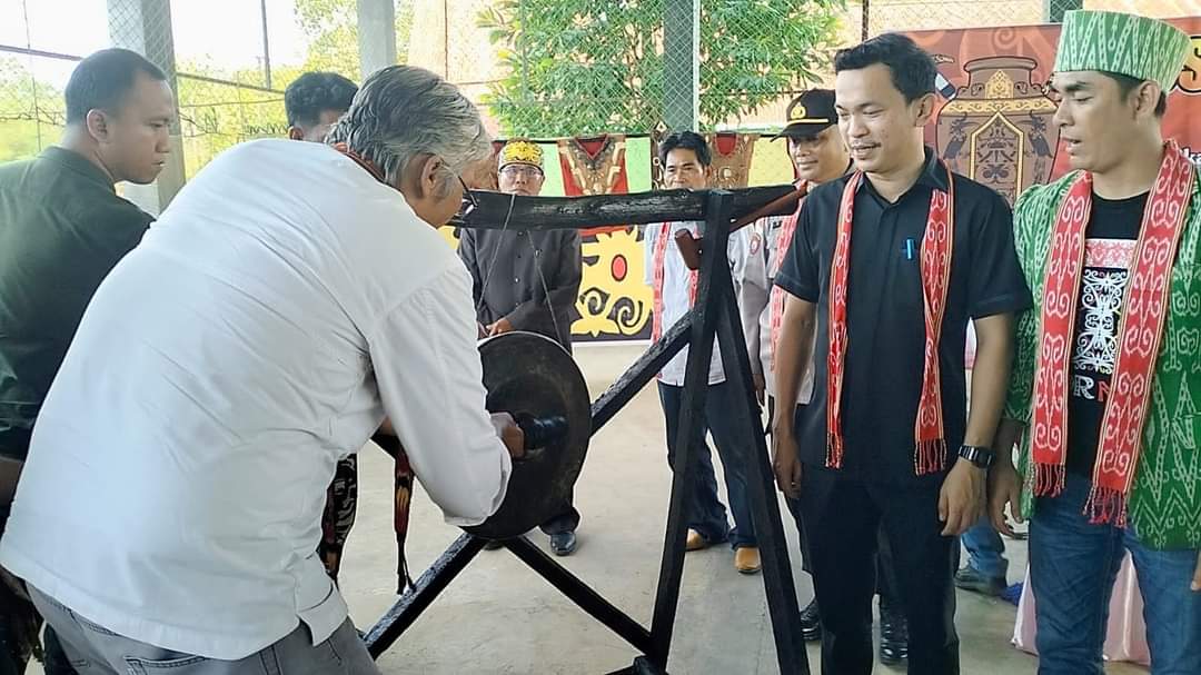 Ketua Komisi A Dewan Perwakilan Rakyat Daerah (DPRD) Kabupaten Sintang, Santosa berharap hasil Musyawarah Adat (Musdat) Ke-III Sub Suku Undau Daerah Kayan dapat menghasilkan berbagai program untuk melestarikan budaya dan kearifan lokal.

Hal itu disampaikan Santosa saat menghadiri pembukaan Musyawarah Adat (MUSDAT) ke-III Sub Suku Undau Daerah Kayan pada Sabtu, 11 November 2023.