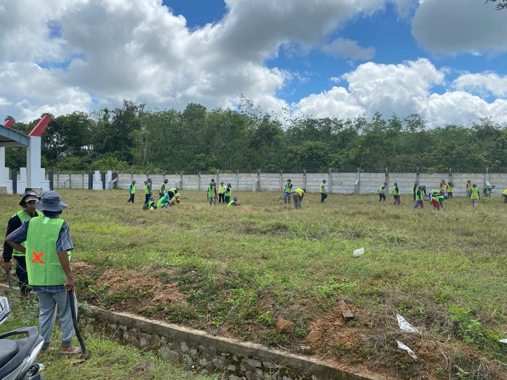 ratusan masyarkat di sekitar bandara tebelian mengikuti ikegiatan Padat Karya yang diselenggarakan oleh UPBU Bandara Tebelian
