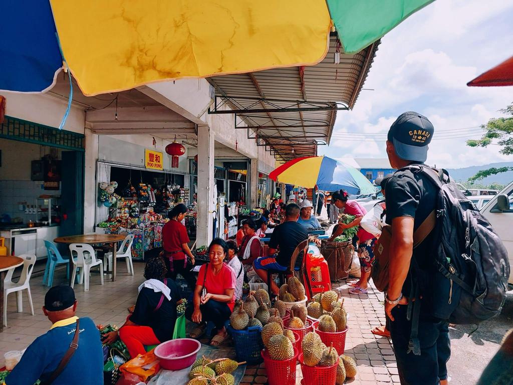 Aktivitas jual beli di pasar Quari Lacau malaysia