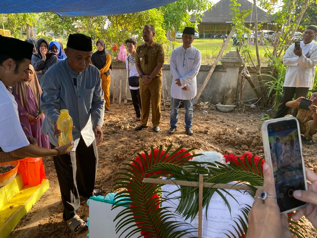 Anggota Dewan Perwakilan Rakyat Daerah (DPRD) Kabupaten Sintang, Senen Maryono merasa kehilangan sosok Ade Kartawidjaja, Mantan Wakil Bupati Sintang periode tahun 2000-2005 yang meninggal dunia pada Senin, 6 November 2023 di Rumah Sakit Ade M Djoen Sintang.

Senen Maryono pun tidak hanya datang melayat ke rumah duka yang berada di Jalan YC Oevang Oray, tapi juga menyalatkan hingga mengantar langsung bersama ratusan umat muslim ke peristirahatan terakhir.