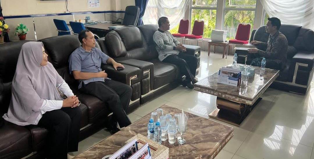 Ketua Dewan Perwakilan Rakyat Daerah (DPRD) Kabupaten Sintang, Kalimantan Barat, Florensius Ronny menerima kunjungan Ketua Persatuan Guru Republik Indonesia (PGRI) Kabupaten Sintang, Usman Adi S.Pd., M.A.P., bersama dengan pengurus di kantor DPRD Sintang, Senin 25 Oktober 2023.