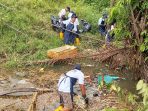 Pihak BRI bersama warga ketika melakukan pembersihan sampah sekitar sungai. (Dedi Irawan)