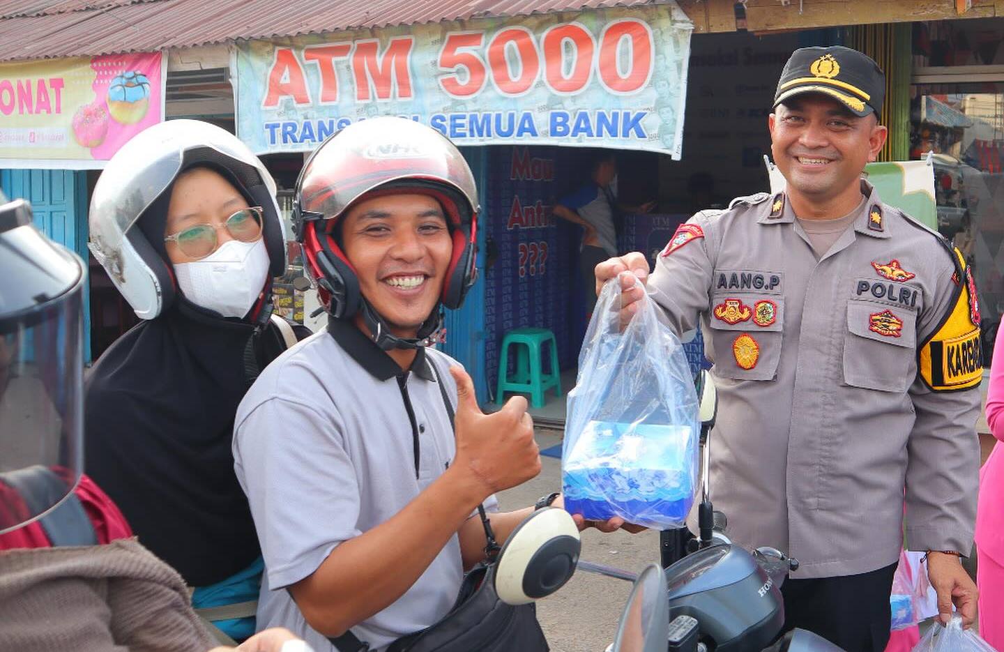 Kabang Ops Polres Sintang Bagikan Takjil