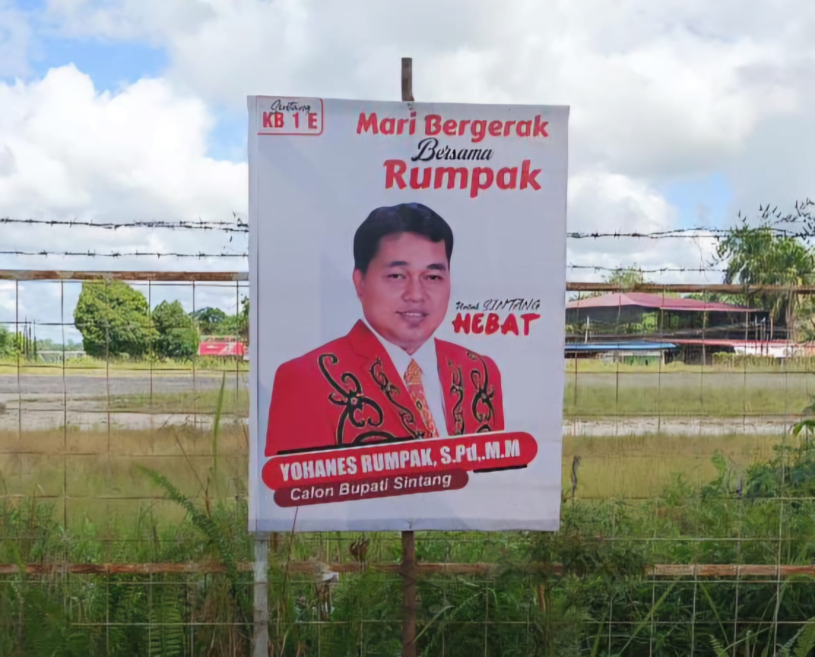 Politisi PDI Perjuangan Kabupaten Sintang, Yohanes Rumpak memberikan klarifikasi terkait spanduk bergambar wajahnya yang bertuliskan ‘Mari Bergerak Bersama Rumpak’. 