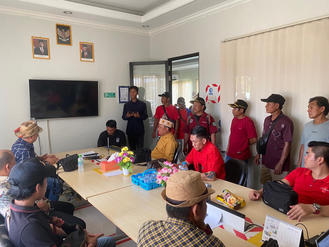 Aliansi Masyarakat Bersatu Kabupaten Sintang ketika mediasi bersama perwakilan pihak perusahaan