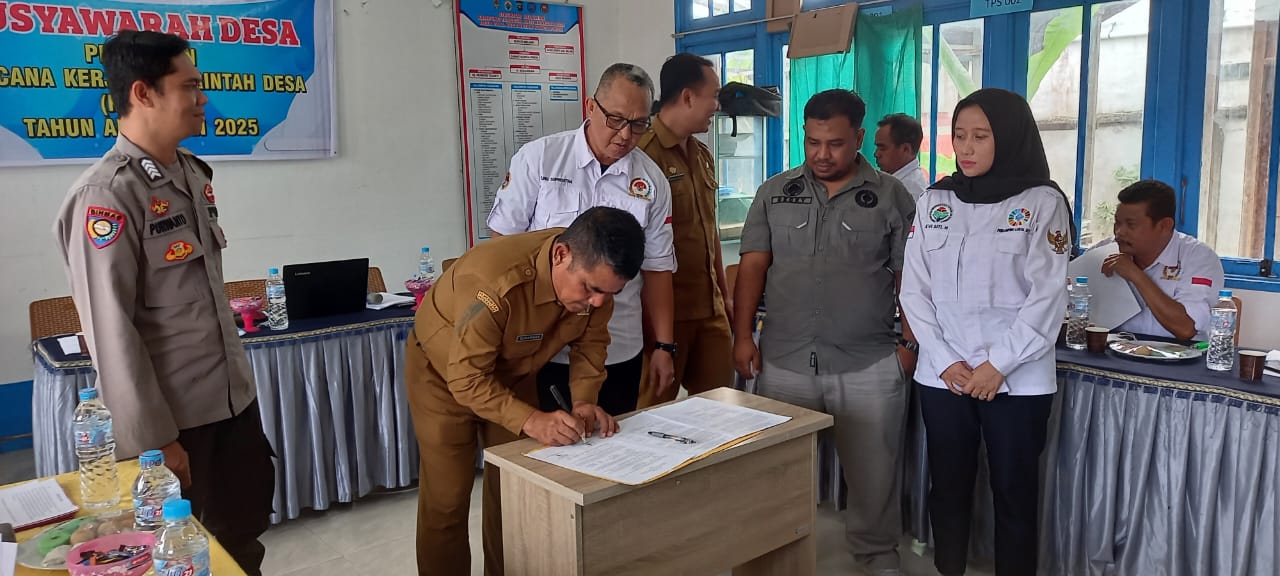 Foto : Kepala Desa Paal, H. Sukarman didampingi ketua BPD, Perwakilan Kecamatan Nanga Pinoh dan Pendamping Desa saat mendatangani Berita Acara Musdes RKPDes Tahun 2025----DEDI IRAWAN
