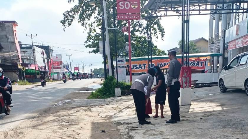 Polisi Sintang Antar Anak Sekolah yang Nyaris Telat, Usai Temukan Sang Ibu Alami Kendala Kendaraan