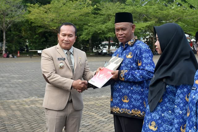  Bupati Kubu Raya Sujiwo mengambil sumpah/janji Jabatan Fungsional Pegawai Negeri Sipil dan Pegawai Pemerintah dengan Perjanjian Kerja di Lingkungan Pemerintah Kabupaten Kubu Raya Tahun 2025, Senin (23/6/2025),