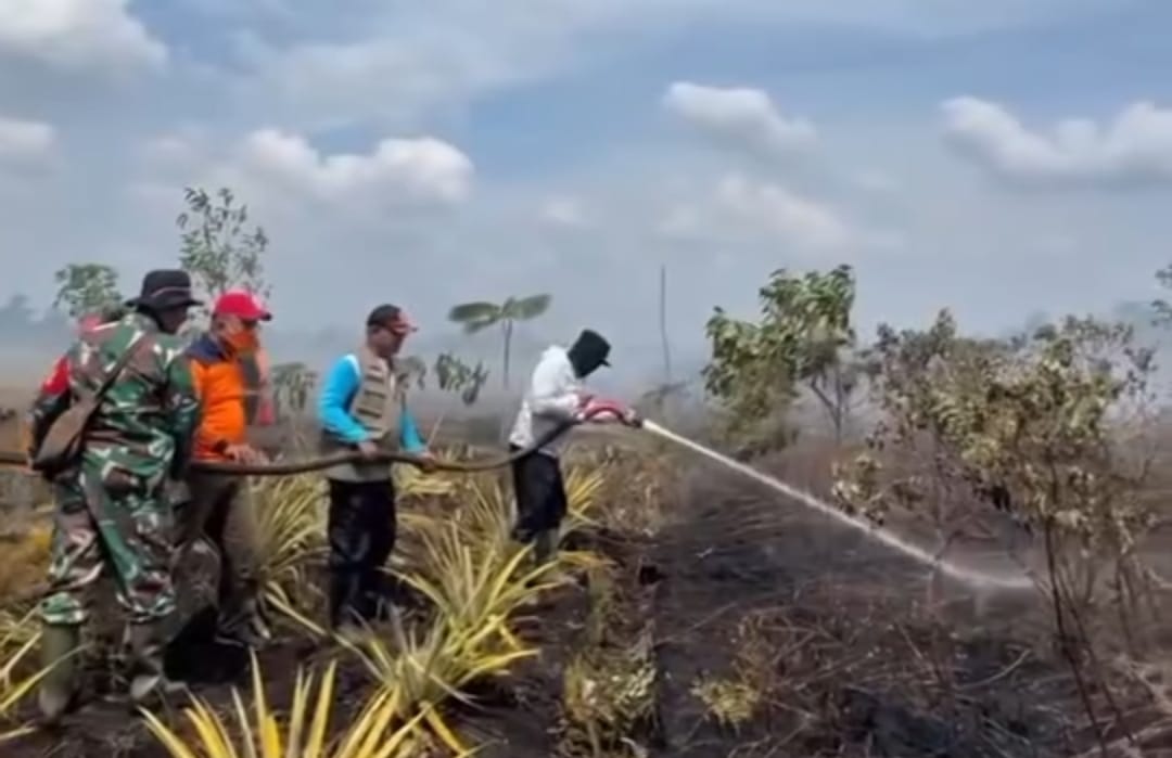 Bupati Kubu Raya, Sujiwo  Saat Berjibaku Padamkan Api